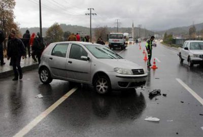 Kaza tutanağı tutan polislere otomobil çarptı