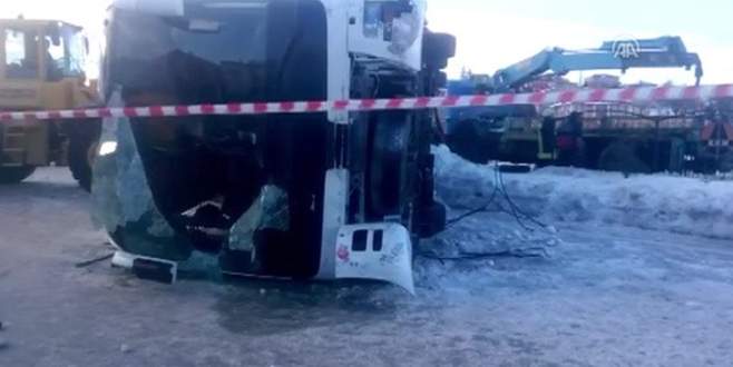 Öğrenci servisi devrildi: 2 ölü, 41 yaralı