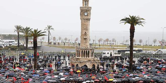 Şehit polis Fethi Sekin için İzmir Valiliği önünde tören