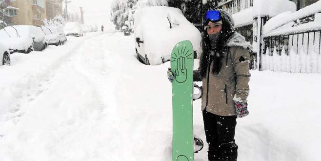 Şehrin merkezinde snowboard keyfi