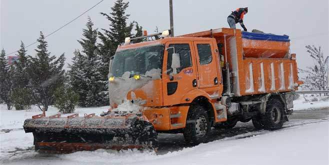 Bursa’da karla kesintisiz mücadele devam ediyor