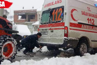 Yolda kalan ambulansı köylüler traktörle kurtardı