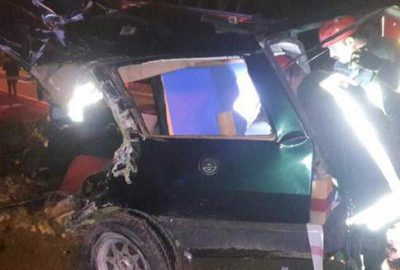 Kamyona çarpan otomobil ikiye bölündü: 1 ölü, 1 yaralı