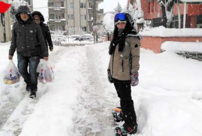 Şehrin merkezinde snowboard keyfi