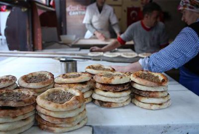 Bursa'da, "Bursa pizzası", "Bursa pidesi" ve "Lahmacunun tonton kuzeni" gibi
