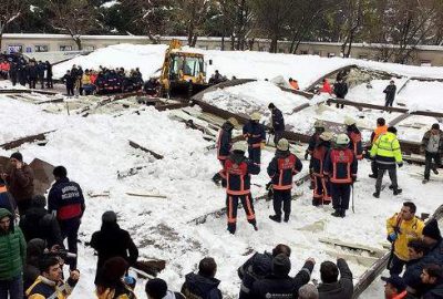 Cemaatin üzerine tente çöktü: Ölü ve yaralılar var
