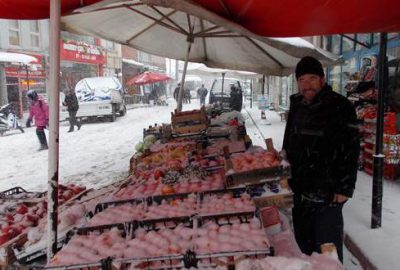 Kar altında müşteri beklediler