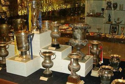 Trabzonspor taraftarı Fenerbahçe’nin kupasını çaldı