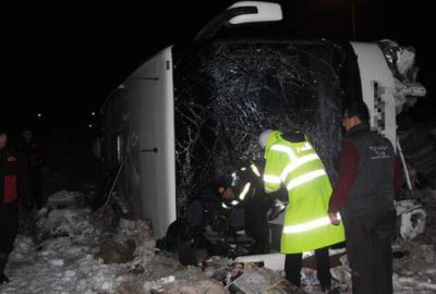Yolcu otobüsü devrildi: 30 yaralı