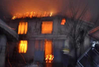 Yaşlı çiftin evi küle döndü