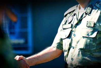 Muhtara albay üniforması giydirmişler