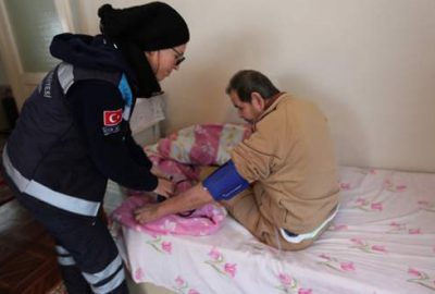 2 metre karda, hasta yaşlı adamın imdadına koştular