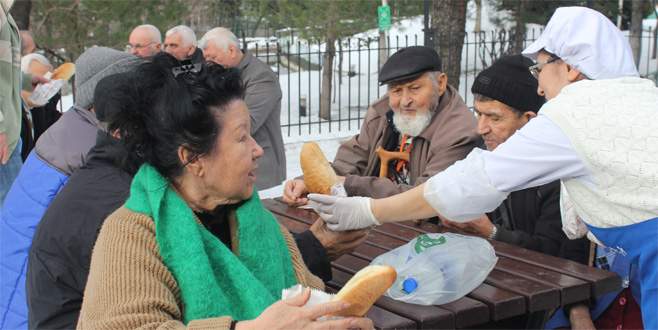 Huzurevi sakinlerinden karda mangal partisi