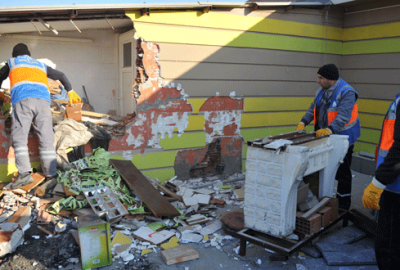 Kaçak kafeye yıkım