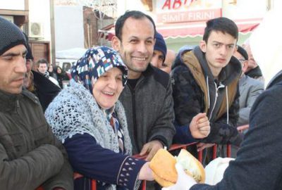 Bursa’da bedava hamsi izdihamı