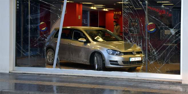 Vitesi karıştıran sürücü otomobiliyle iş yerine girdi