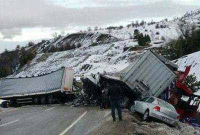 11 araç birbirine girdi: 18 yaralı