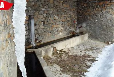 Soğuktan akan çeşmeler buz tuttu