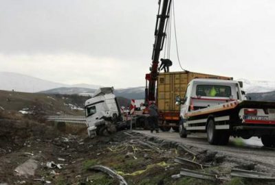 Bursa’da TIR kazası! Kilometrelerce araç kuyruğu oluştu