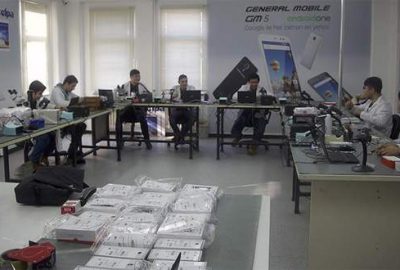 Öğrenciler ‘cep’ tamirinden ayda bin lira kazanıyor