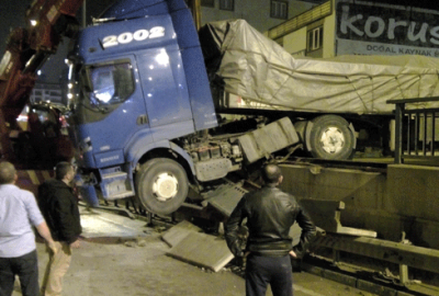 Freni boşaldı, Bursa-Ankara karayoluna girdi!