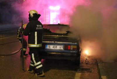 Trafik kazası yapan sürücü aracını ateşe verdi