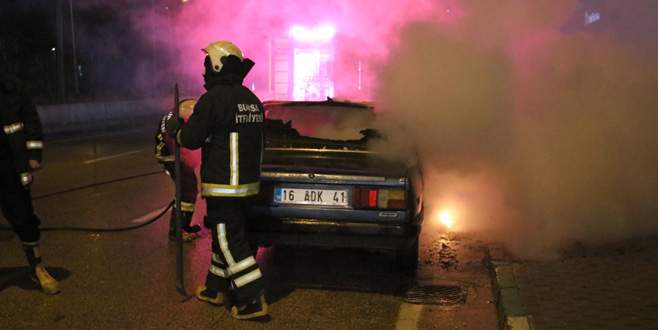 Trafik kazası yapan sürücü aracını ateşe verdi