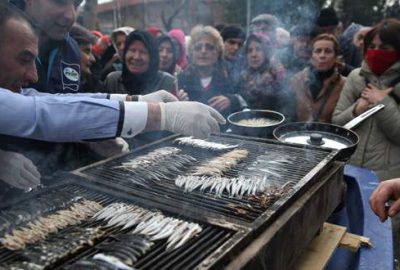 Bursa’da 1 ton hamsi dağıtıldı