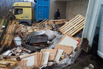 Bursa’da fayans yüklü TIR devrildi