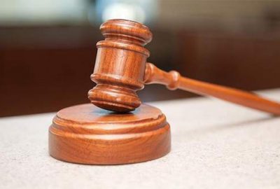 Babasını tinerle yakan kişi hakim karşısına çıktı