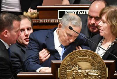 Vali kürsüde konuşurken baygınlık geçirdi