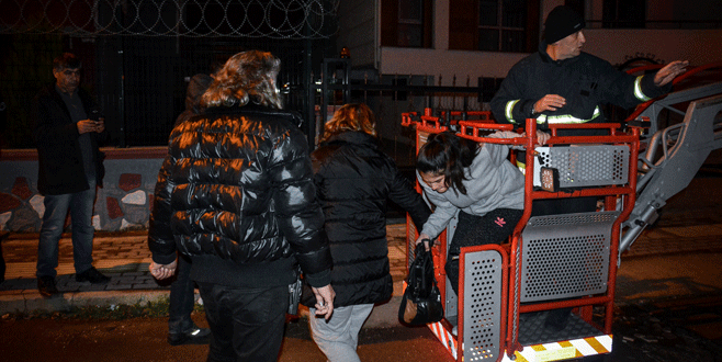 Ayrılmak isteyen eşi ve iki çocuğunu rehin aldı