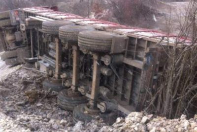 Mermer yüklü TIR devrildi