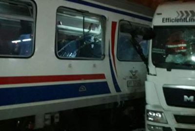 Yolcu treni TIR’a çarptı: 1 ölü