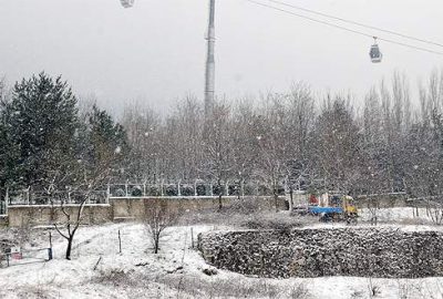 Uludağ eteklerinde kar yağışı etkili oluyor