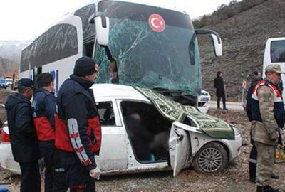 Otomobil ile otobüs çarpıştı: Bir aile yok oldu!