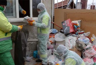 Mahalle sakinlerini rahatsız eden çöp ev temizlendi