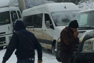 Dağ yolunda kar sebebiyle zincirleme kaza