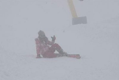 Uludağ’da yoğun sis altında kayak keyfi