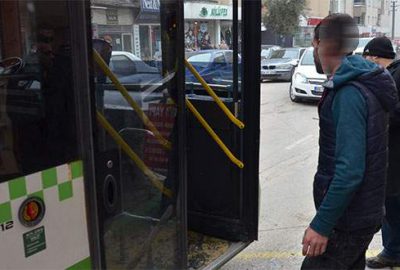Otobüs şoförünü yol vermeyince sopalarla dövdüler