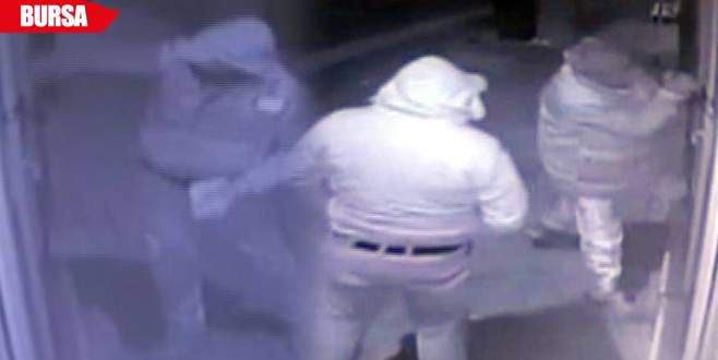 Hırsızlar parmak izlerini mendille temizleyip kaçtı