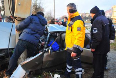 Bursa’da direğe çarpan otomobilde can pazarı: 3 yaralı