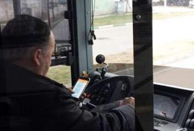 Otobüs şoförünün direksiyon başında oyun keyfi