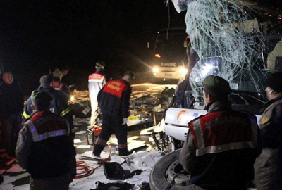 Yolcu otobüsüyle TIR çarpıştı: 1 ölü, 8 yaralı