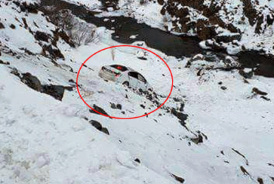 Askerlerin bulunduğu otomobil şarampole yuvarlandı!