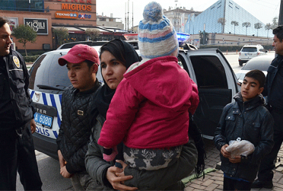 3 çocuklu Afgan aileye polis şefkati