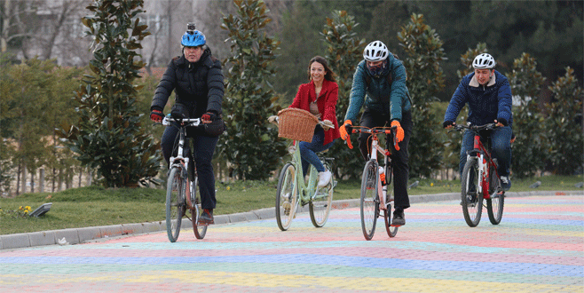 İşe bisikletle gidip gelen personele VIP hizmet…