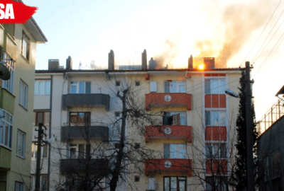 Çatı arasına boşaltılan soba kovası binayı yakıyordu