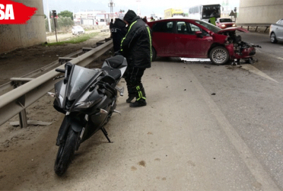 Kaza yapan motosiklete vurmamak için bariyerlere çarptı