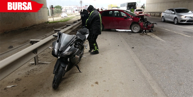 Kaza yapan motosiklete vurmamak için bariyerlere çarptı